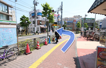 ②横断歩道を渡ります。