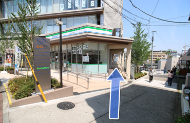 ③ファミリーマート脇の通路を進みます。