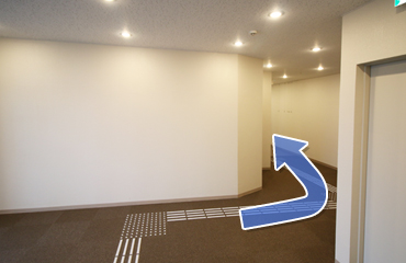 ⑥エレベーターを降りて右手に進みます。